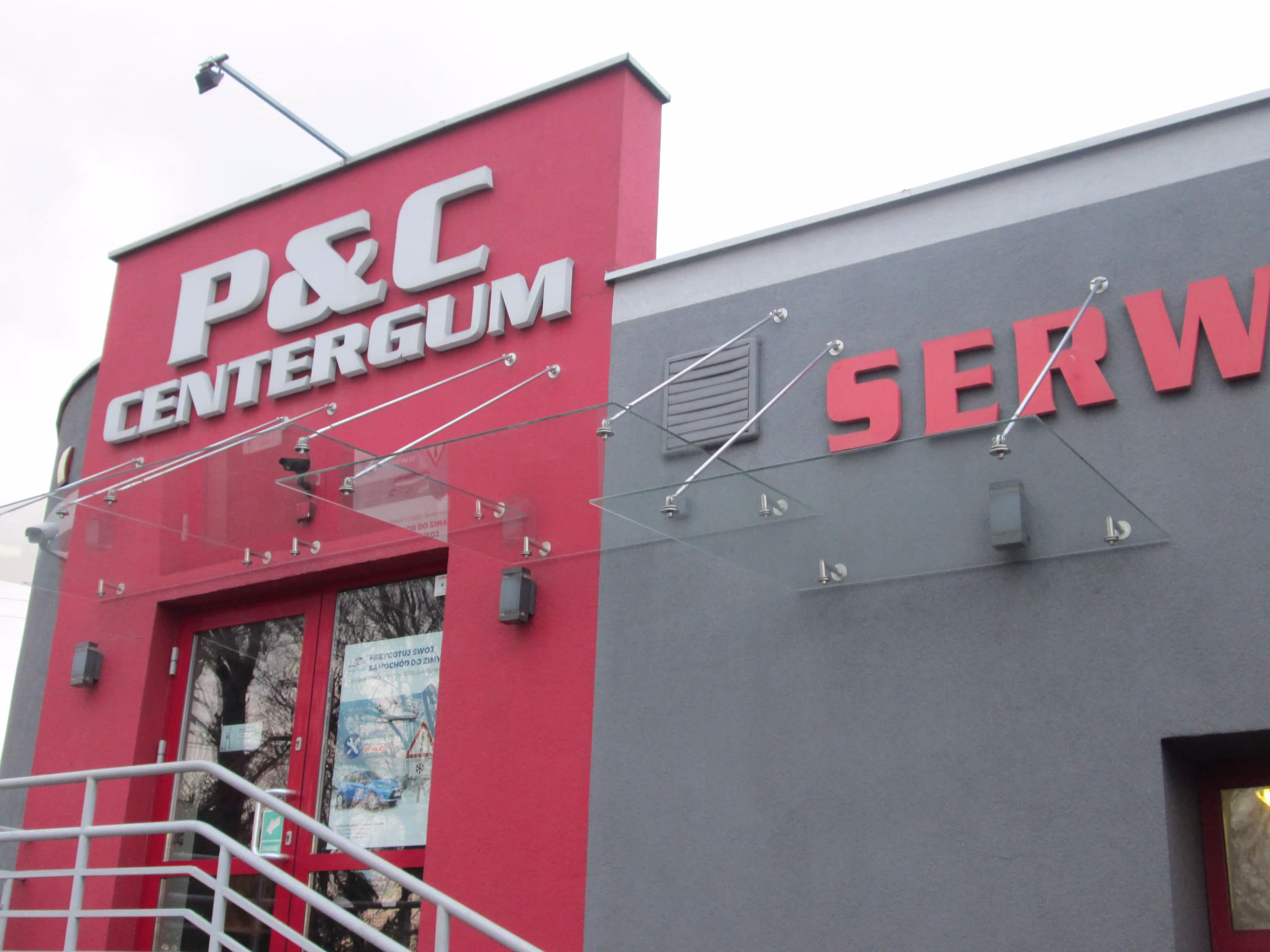 Podwieszane szklane zadaszenie wykonane przez firmę Menżyk