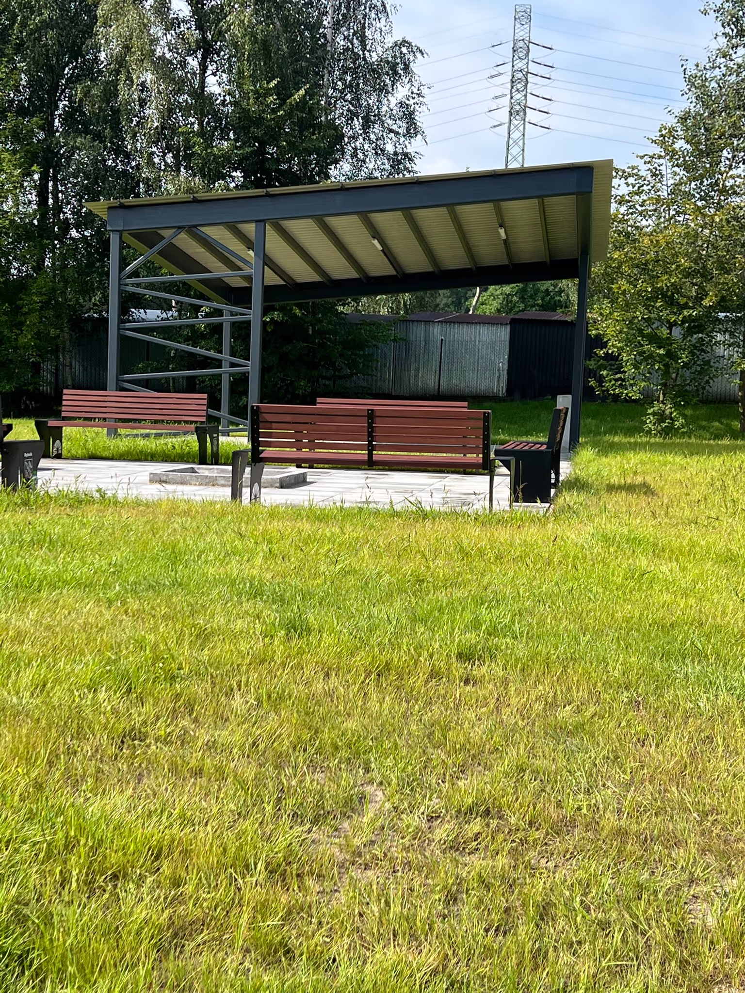 Zadaszenie tarasu wraz z ławkami w miejscu publicznym