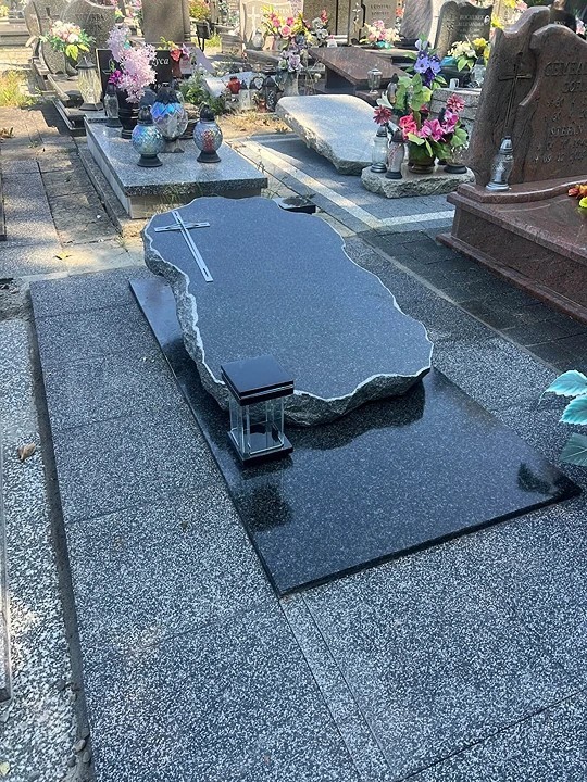 pomnik kamienny wykonany przez firmę Menżyk