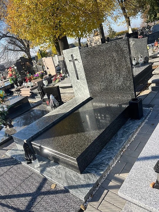 pomnik kamienny wykonany przez firmę Menżyk